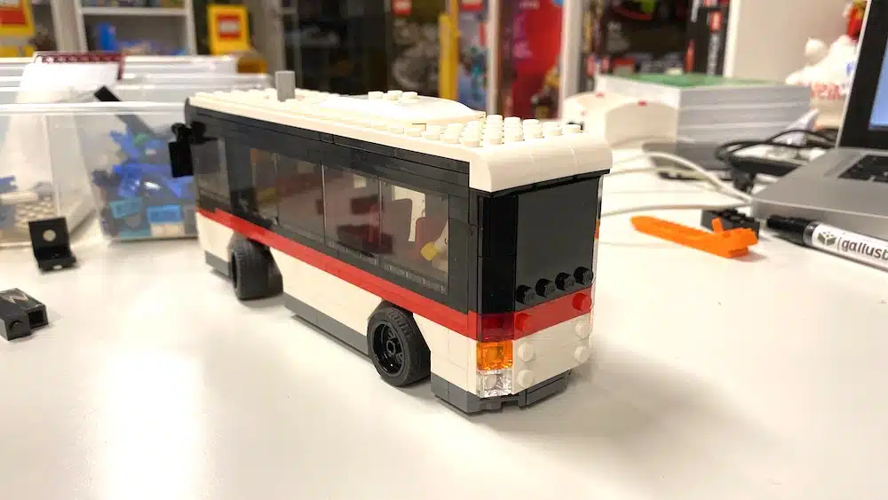 ein trolleybus aus lego steinen gallusbrick
